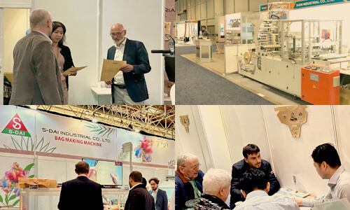 Taking photos with customers at the exhibition booth